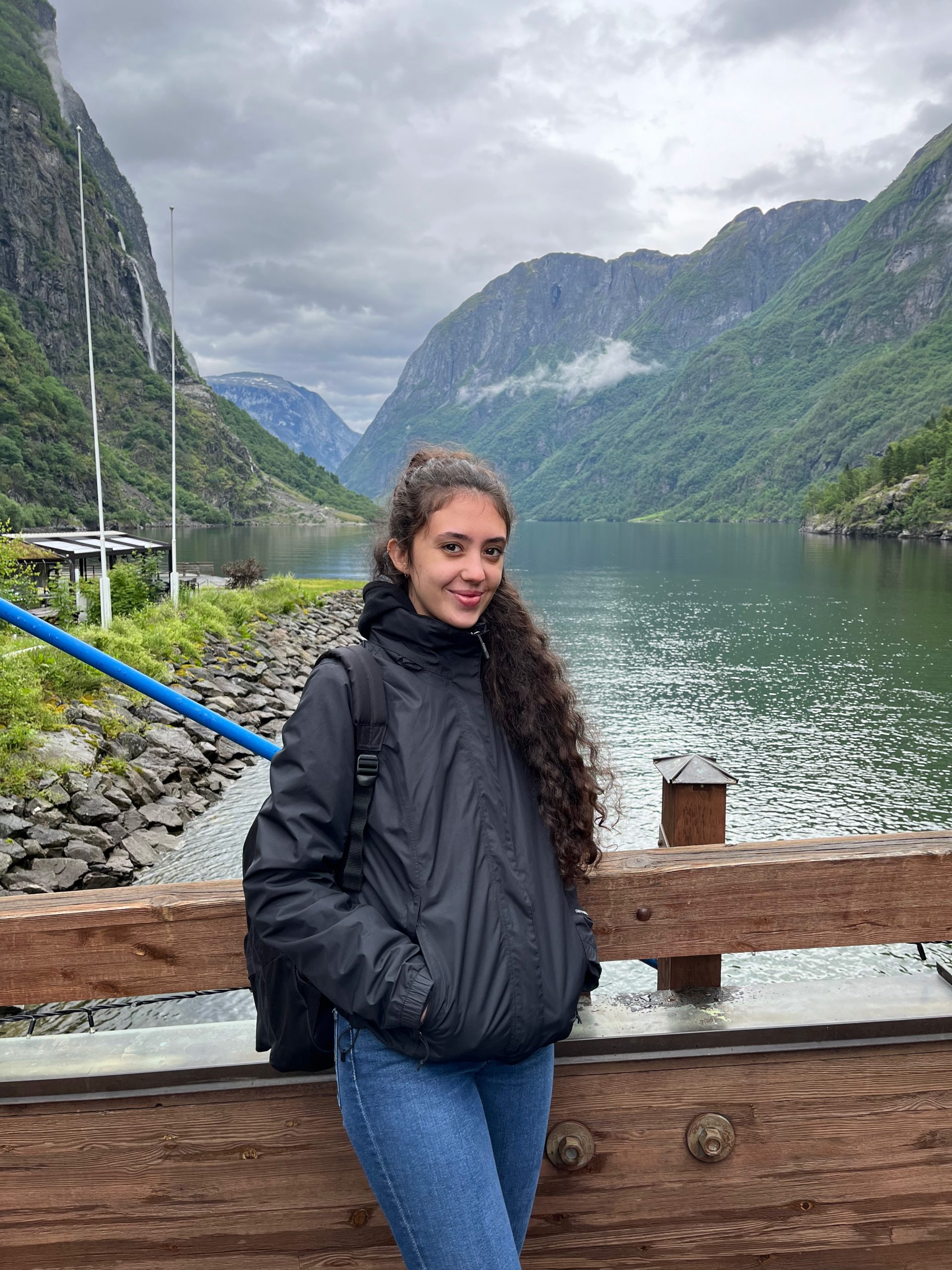 Foto de la diseñadora gráfica Inés Crespo con los firdos noruegos detrás
